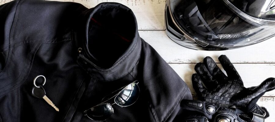 les accessoires moto indispensables pour un motard débutant